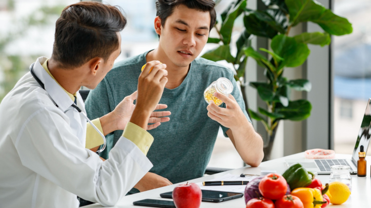 Nutrition professional sitting with client discussing food